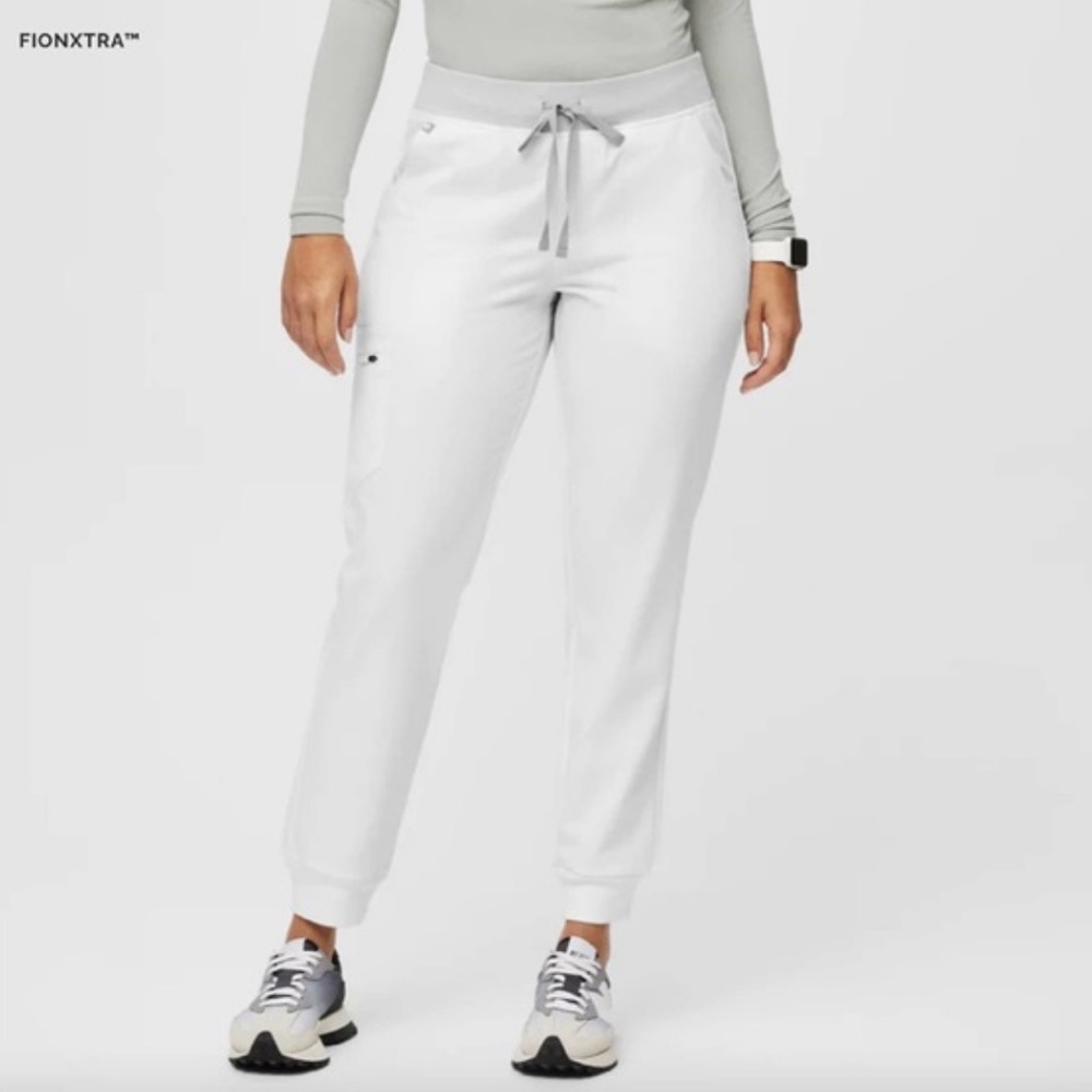 Figs Zamora 2.0 White NWT Petite Large